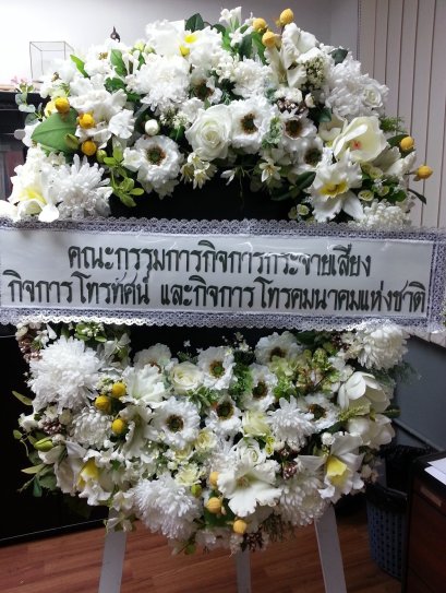 พวงมาลาดอกไม้สด ดอกไม้ประดิษฐ์ แบบ Modern-Thaiไทยจาก Le Floriste ออกแบบประณีตด้วยดอกไม้คุณภาพดีในโทนฟ้า&ndash;ครีม เพิ่มความงดงาม สง่างาม และเหมาะสมสำหรับการไว้อาลัยในพิธีสำคัญ เหมาะสำหรับองค์กรและบุคคลที่ต้องการแสดงความเคารพอย่างสมเกียรติ พร้อมบริการจัดส่งถึงว