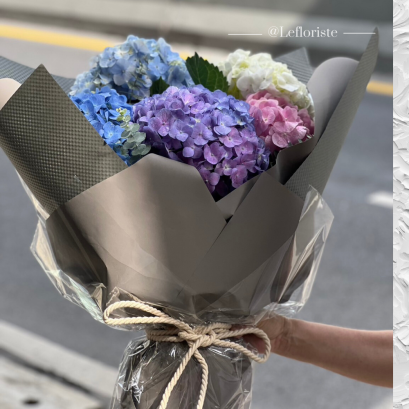 ช่อดอกไม้พรีเมียม ที่รังสรรค์อย่างพิถีพิถัน สั่งดอกไม้ Le Floriste จัดส่งถึงมือผู้รับอย่างรวดเร็วและปลอดภัย"