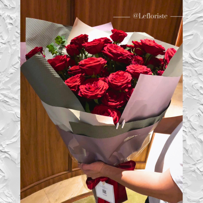 "ช่อดอกไม้สื่อรัก ช่อกุหลาบนำเข้า ที่พร้อมสะกดทุกสายตา มอบความทรงจำดีๆ ในวันครบรอบของคุณ สั่งช่อดอกไม้ Le Floriste วันนี้"