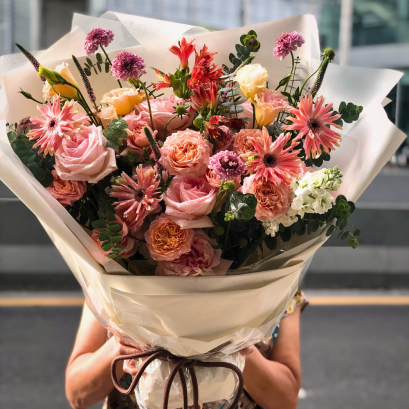 ช่อดอกไม้สดสีสันสดใส Le Floriste สำหรับแสดงความยินดี/รับปริญญา (