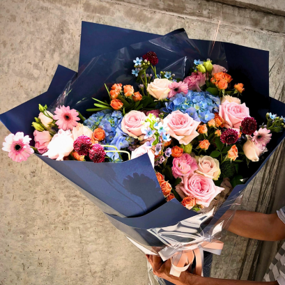 ช่อดอกไม้สดสีสันสดใส Le Floriste สำหรับแสดงความยินดี/รับปริญญา (