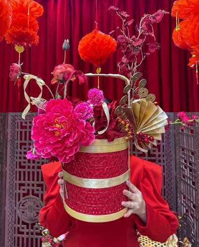 Basket of fortune in Crimsonfuchsia