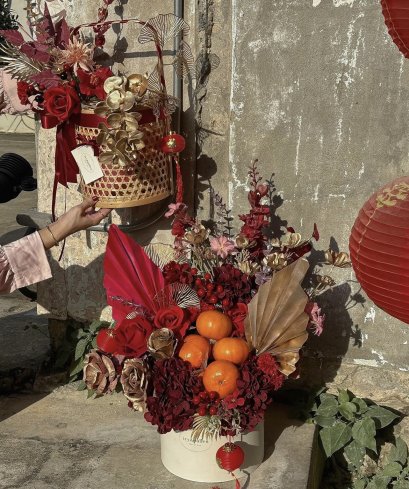 Artificial lunar basket with oranges