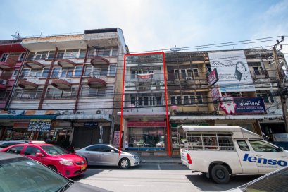 3.5 层高的建筑物出售，Pak Nam，Prakhon Chai Road，租户每月 20,000 泰铢，面积 21.51 平方哇，黄金地段Samut Prakan，靠近 BTS Pak Nam。 特价！