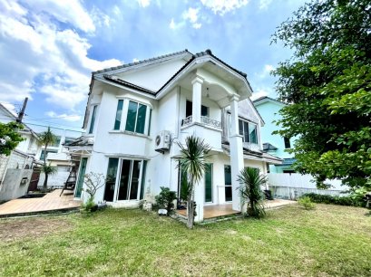 湖边漂亮的房子！！ 2层独立屋出售，93平方哇，Tararom Village，Ramkhamhaeng 150，村前橙色电车线！！ (Nom Klao 站, 未来线路)