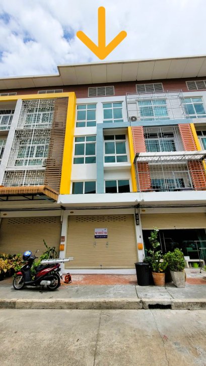 Renovated and ready to repaint the entire building!! Commercial building for sale, Sai Si Square, Sam Phran, Nakhon Pathom.