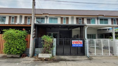 出售联排别墅，面积大，加建厨房，宁静舒适，位于Supaporn 11 村Kamphaeng Saen, 佛统府，距曼谷不到一小时车程。