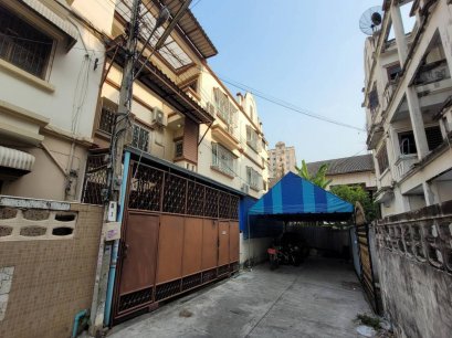 12 Rooms Hostel & Guesthouse listed on AirBNB for SALE at Charansanitwong 8, Near MRT Charan 13 Suitable for Living or Investing!!