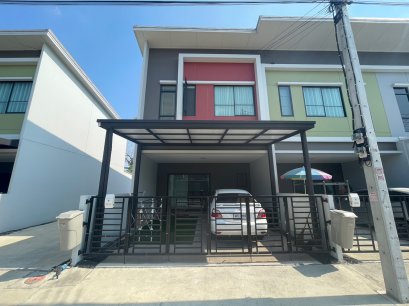 亏本卖！！ 2层townhome，Siri Place Rangsit-Klong 2 Village 面积 20.6 平方哇，转角屋！！ 位置好，小区就在项目前面。 房子前面的广阔区域 安静的项目 优秀的安全系统 房子状况非常好！