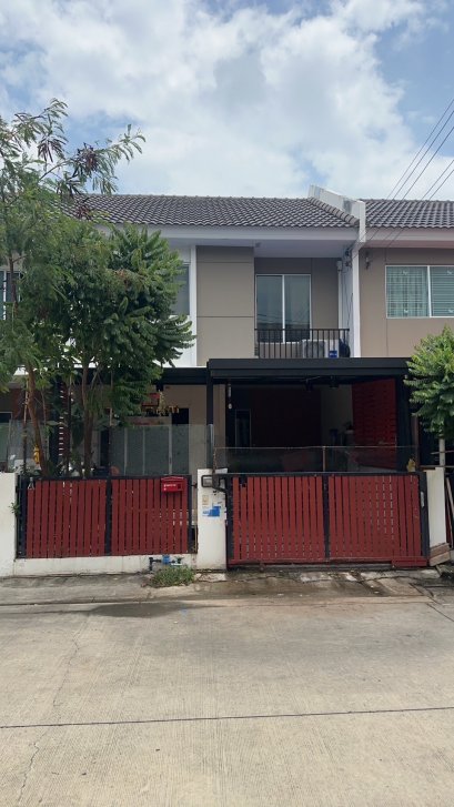 超值！ 出售联排别墅Pruksa 113，曼谷-巴吞他尼，17.8 平方哇，已加建好！！7-11 位于村庄前面！近罗宾逊斯里萨曼！ 近市场！ 急售