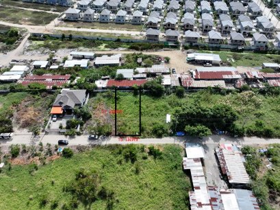 橙色城市规划土地， 价格低于市场价， 四方形地块 107 平方哇，有 2 块地块
