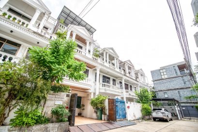 Spacious 30 Sq.W Townhome for SALE at Sukhumvit 71 Fully Furnished Ready to Move In!! Nearby BTS Phra Khanong