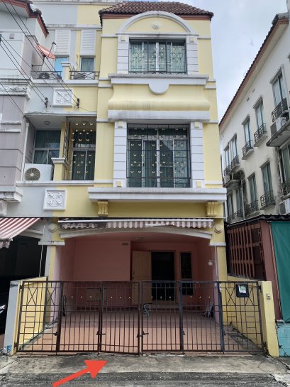 ขายถูกมาก !! บ้านกลางเมือง บริติช ทาวน์ ศรีนครินทร์ ( Klang Muang British Town Srinakarin ) เดินทางสะดวกใกล้ถนนบางนา - ตราด และ รถไฟฟ้าสายสีเหลือง หน้ากว้าง 5.5เมตร ขนาดที่ดิน 23.3 ตรว. พื้นที่ใช้สอย 185 ตารางเมตร !!