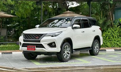 TOYOTA FORTUNER 2.8 TRD SPORTIVO 4WD A/T 2017 สีขาว (LN0250) 8-9