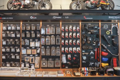 เดินชมมอเตอร์ไซค์เท่ๆ พร้อมอุปกรณ์ตกแต่งต่างๆ