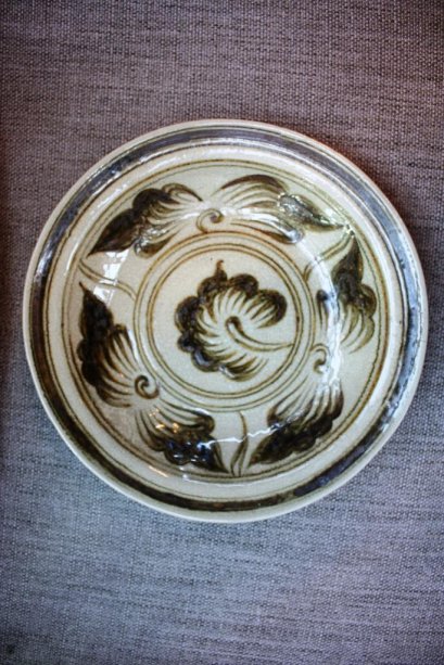 Ceramic Plate 9&quot; - Wiang Galong (Black Flower)