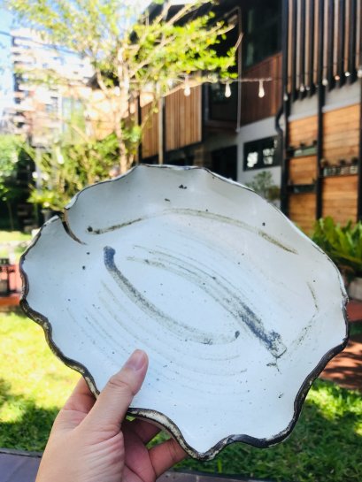 White plate with jagged edge cracks