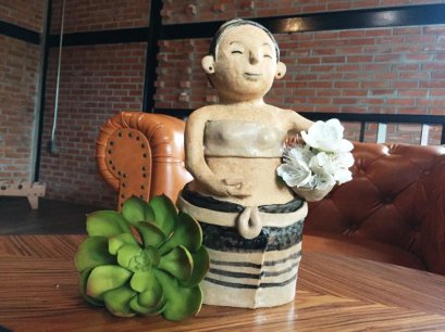 Statue local girls holding pottery