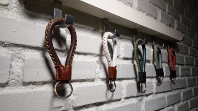 พวงกุญแจหนังสีขาว