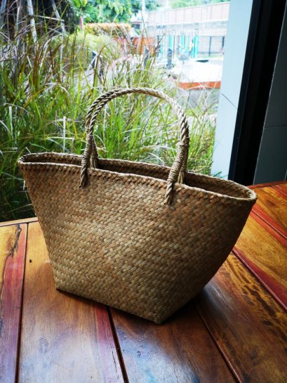 กระเป๋าสานกระจูดขนาดกลาง สายจับแบบถัก