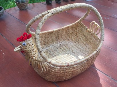 เครื่องจักสานจากผักตบชวา - ตะกร้าไก่มีหูจับ 12 นิ้ว