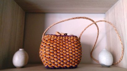 กระเป๋าผักตบชวาแบบสะพายข้างแบบมีลาย