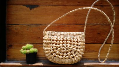 กระเป๋าผักตบชวาแบบสะพายข้าง (กลาง)