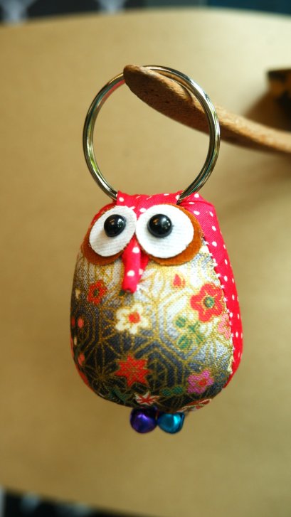 พวงกุณแจนกฮูกผ้าลายจุด-แดง