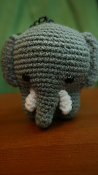 พวงกุญแจช้างถักเทา