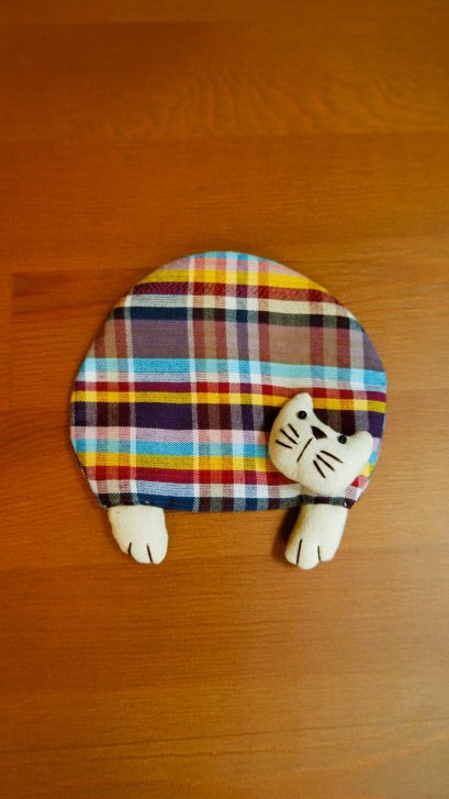 ที่รองแก้วผ้าลายตารางม่วงฟ้า แต่งแมว