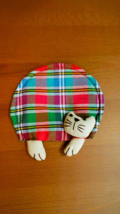 ที่รองแก้วผ้าลายตารางเขียวแดง แต่งแมว