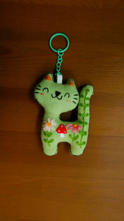 Embroidered green cat keychain