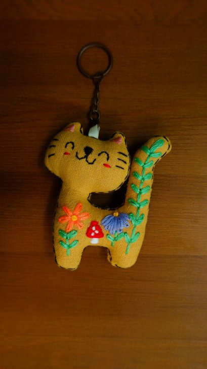 Embroidered brown cat keychain