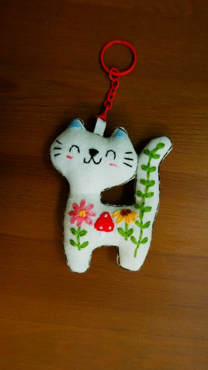Embroidered white cat keychain