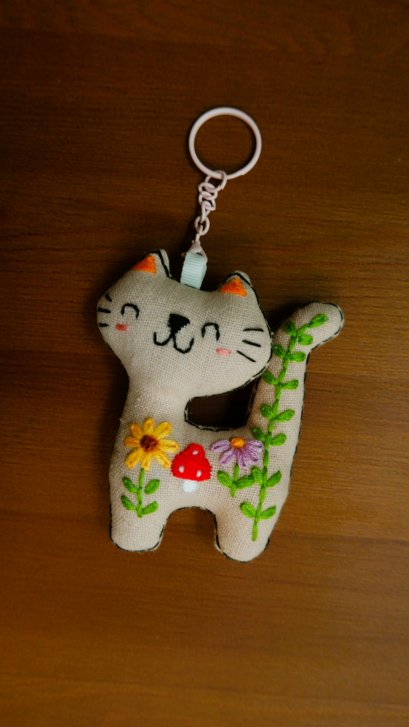 Embroidered grey cat keychain