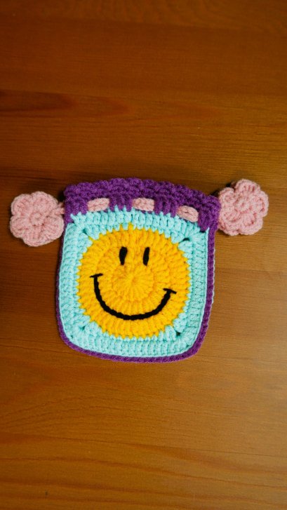 Smiley crochet pocket, yellow-blue