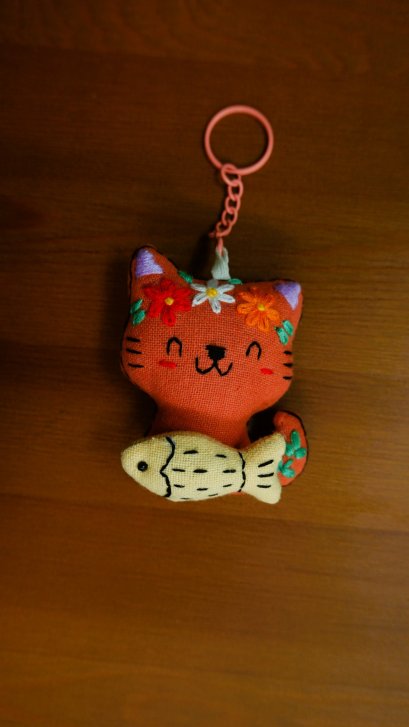 Embroidered orange cat, white fish keychain