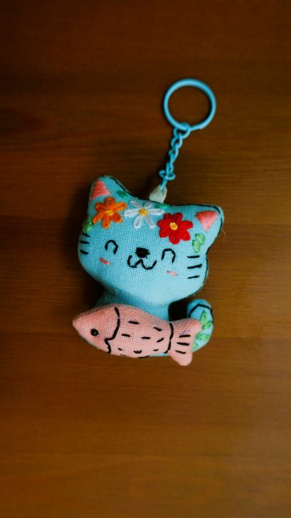 Embroidered blue cat, pink fish keychain