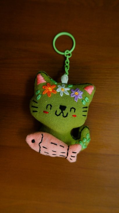 Embroidered green cat, pink fish keychain