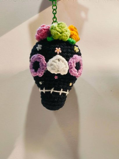 Black skull keychain with purple eye