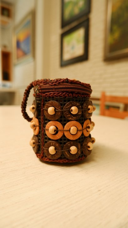 กระเป๋ากะลามะพร้าว ทรงกระบอก สีน้ำตาล ลายกลมใหญ่