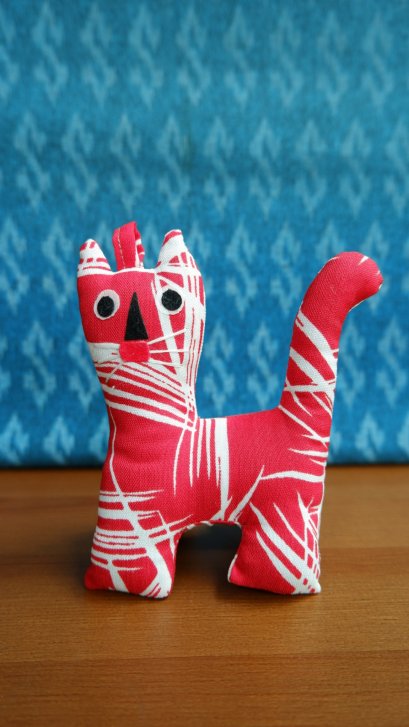 ตุ๊กตาดักฝัน - แมวแดง