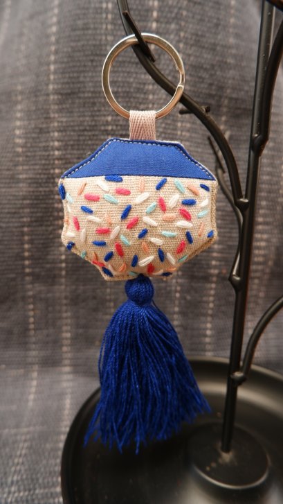 พวงกญุแจผ้าปัก สีน้ำเงิน