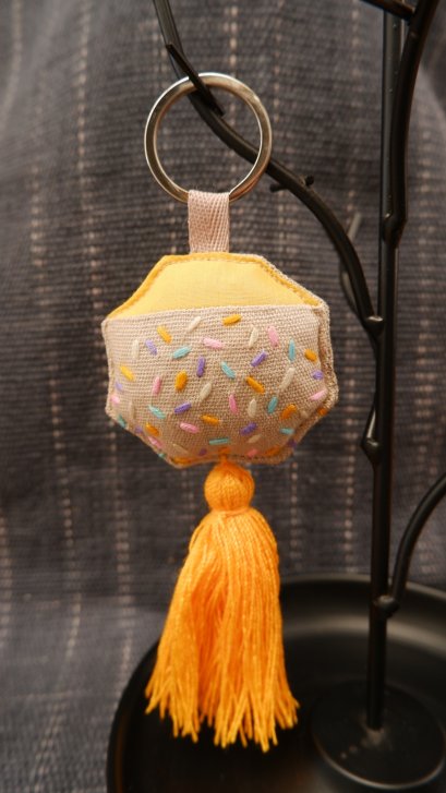 พวงกญุแจผ้าปัก สีเหลือง