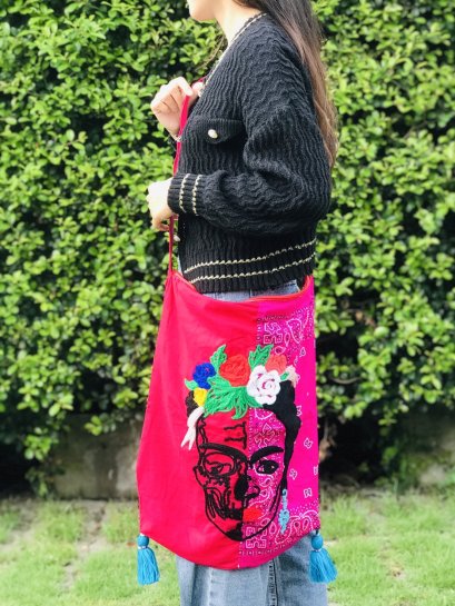 กระเป๋าปักลาย ฟรีดา คาโลห์ สีชมพูเข้ม