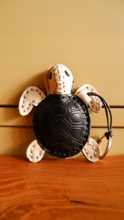 Turtle leather keychain - White / Black