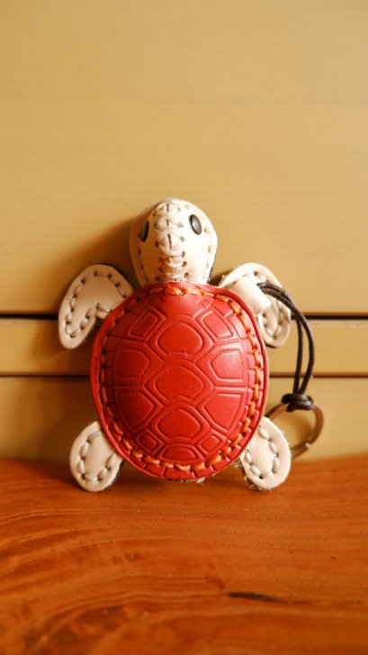 Turtle leather keychain - Cream / Orange