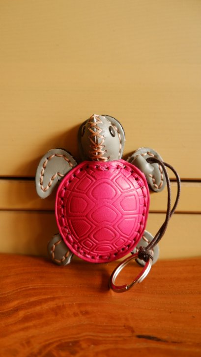 Turtle leather keychain - Grey / Pink