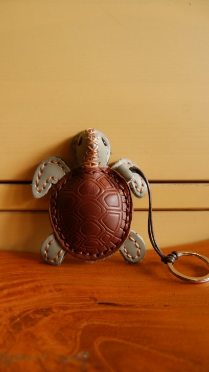 Turtle leather keychain - Grey / Brown