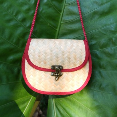 กระเป๋าสานสะพายข้าง ตะขอเกี่ยว ขอบแดง